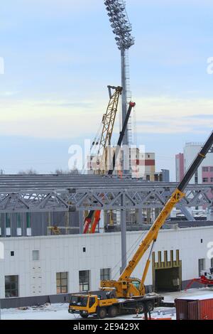 12.05.2020 Syktyvkar, Russie, reconstruction d'un stade sportif, d'équipements de construction et de voitures pendant la journée en hiver. Photo avec espace vide pour le texte et le design. Banque D'Images