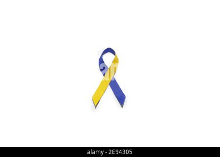 Le ruban bleu et jaune pour la Journée mondiale du syndrome de Down Banque D'Images