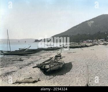 Photo de la fin du XIXe siècle - Suma Beach, près de Kobe, Japon, bateaux sur la rive. Banque D'Images