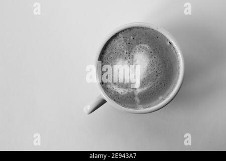 Cappuccino fraîchement préparé avec Latte Art isolé sur blanc. Banque D'Images