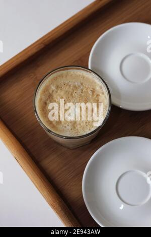 Café fraîchement préparé servi en verre. Pause-café. Banque D'Images