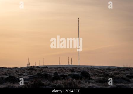 Le mât sur le sommet de Winter Hill dans le Lancashire au lever du soleil Banque D'Images