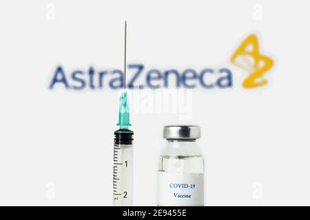 T, ESPAGNE - 25 janvier 2021 : Teo, Espagne ; 25 janvier 2021 : concept de vaccin AstraZeneca Covid-19. Une seringue et un flacon sur le logo AstraZeneca sont estompées Banque D'Images