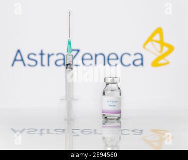 TEO, ESPAGNE - 25 janvier 2021 : Teo, Espagne ; 25 janvier 2021 : concept du vaccin AstraZeneca Covid-19. Une seringue et un flacon sur le logo de la société AstraZeneca Banque D'Images