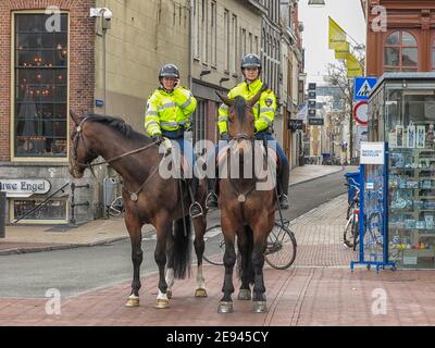 Deux femmes officiers de la police montée dans le centre-ville de Groningen, Pays-Bas Banque D'Images