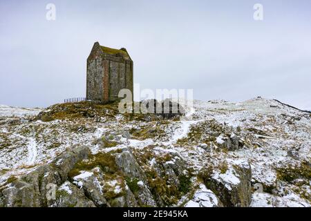 Smailholm, frontières écossaises, Écosse, Royaume-Uni. 2 février 2021. Vue sur la tour Smailholm près de Kelso dans les frontières écossaises pendant les chutes de neige aujourd'hui. La neige donne un regard sombre à l'ancienne tour de Peel construite au XVe ou au XVIe siècle. Une grande partie des frontières écossaises étaient couvertes de neige aujourd'hui. Iain Masterton/Alay Live News Banque D'Images