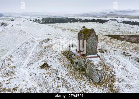 Smailholm, frontières écossaises, Écosse, Royaume-Uni. 2 février 2021. Vue sur la tour Smailholm près de Kelso dans les frontières écossaises pendant les chutes de neige aujourd'hui. La neige donne un regard sombre à l'ancienne tour de Peel construite au XVe ou au XVIe siècle. Une grande partie des frontières écossaises étaient couvertes de neige aujourd'hui. Iain Masterton/Alay Live News Banque D'Images