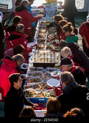 touristes sur un bateau de croisière en antarctique ayant un « barbecue » Le pont à Grytviken, en Géorgie du sud Banque D'Images