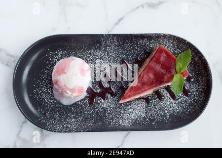 Sheffield, Royaume-Uni - 03 août 2017 : Cheesecake aux fraises et désert de glace à OHM, Fitzwilliam Street Banque D'Images