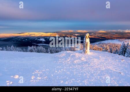 Belle vue panoramique alpine montagnes enneigées, belles montagnes européennes d'hiver à Jeseniky, pente pour les skieurs de fond dans le paysage Je Banque D'Images