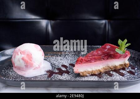 Sheffield, Royaume-Uni - 03 août 2017 : Cheesecake aux fraises et désert de glace à OHM, Fitzwilliam Street Banque D'Images