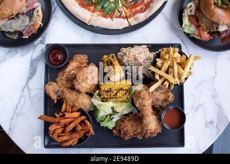 Sheffield, Royaume-Uni - 03 août 2017 : poulet et frites frits du sud, pizza et hamburgers cuisine américaine à OHM, Fitzwilliam Street Banque D'Images