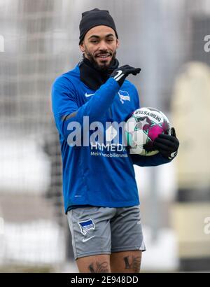 Berlin, Allemagne. 02 février 2021. Matheus Cunha rit tient le ballon pendant l'entraînement de Hertha BSC Berlin. Credit: Andreas Gora/dpa/Alay Live News Banque D'Images