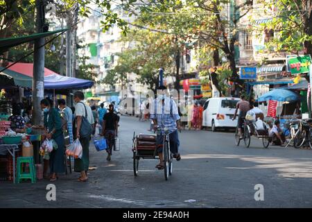 Yangon, Myanmar. 2 février 2021. Un pilote de pédicab est vu à Yangon, au Myanmar, le 2 février 2021. Une majorité des ministres régionaux et des chefs d'État ont été libérés mardi après la détention d'une journée de l'armée, a déclaré un haut responsable militaire à Xinhua. Aung San Suu Kyi, conseillère d'État du Myanmar, le président U Win Myint et d'autres hauts fonctionnaires de la Ligue nationale pour la démocratie (NLD) au pouvoir ont été arrêtés par les militaires au début de lundi. Le Bureau du Président a déclaré l'état d'urgence pendant un an et le pouvoir de l'État a été remis au Commandant en chef de la Défense Servi Banque D'Images