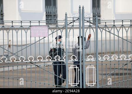 Yangon, Myanmar. 2 février 2021. Des gardes de sécurité sont vus à l'entrée de l'hôtel de ville de Yangon, au Myanmar, le 2 février 2021. Une majorité des ministres régionaux et des chefs d'État ont été libérés mardi après la détention d'une journée de l'armée, a déclaré un haut responsable militaire à Xinhua. Aung San Suu Kyi, conseillère d'État du Myanmar, le président U Win Myint et d'autres hauts fonctionnaires de la Ligue nationale pour la démocratie (NLD) au pouvoir ont été arrêtés par les militaires au début de lundi. Le Bureau du Président a déclaré l'état d'urgence pendant un an et le pouvoir de l'État a été remis à Co Banque D'Images