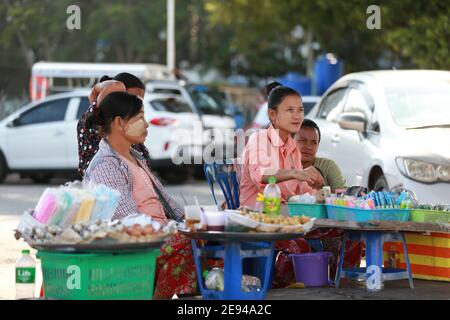 Yangon, Myanmar. 2 février 2021. Les vendeurs vendent des produits à Yangon, au Myanmar, le 2 février 2021. Une majorité des ministres régionaux et des chefs d'État ont été libérés mardi après la détention d'une journée de l'armée, a déclaré un haut responsable militaire à Xinhua. Aung San Suu Kyi, conseillère d'État du Myanmar, le président U Win Myint et d'autres hauts fonctionnaires de la Ligue nationale pour la démocratie (NLD) au pouvoir ont été arrêtés par les militaires au début de lundi. Le Bureau du Président a déclaré l'état d'urgence pendant un an et le pouvoir de l'État a été remis au commandant en chef des services de défense Banque D'Images