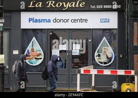 Londres, Angleterre, Royaume-Uni. 2 février 2021. Les gens marchent devant un centre de donneurs de plasma à Tottenham. Le quartier du nord de Londres compte parmi les sept régions du pays où le gouvernement britannique a commencé à « procéder à des tests de dépistage » pour trouver et isoler les cas de covid-19 causés par la variante sud-africaine du coronavirus. Credit: Tayfun Salci/ZUMA Wire/Alay Live News Banque D'Images