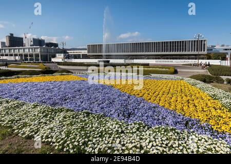 Lit de fleurs dans le Parc de la paix et le Musée commémoratif de la paix, Hiroshima, Japon Banque D'Images