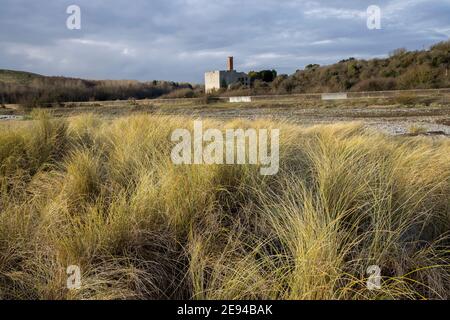 Aberdece lime Works, un bâtiment classé de catégorie II qui a fonctionné de 1888 à 1926, avec des dunes de sable de la côte de l'herbe de marram, pays de Galles, Royaume-Uni Banque D'Images