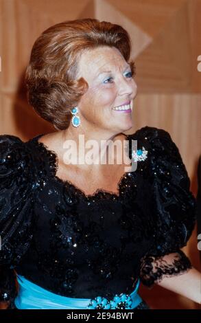 ENSCHEDE, PAYS-BAS - 09 SEPTEMBRE 1988 : la reine Beatrix et son mari le prince Claus à l'ouverture du nouveau centre musical dans la ville d'Enschede. Banque D'Images