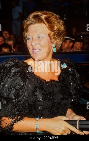 ENSCHEDE, PAYS-BAS - 09 SEPTEMBRE 1988 : la reine Beatrix et son mari le prince Claus à l'ouverture du nouveau centre musical dans la ville d'Enschede. Banque D'Images