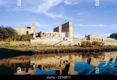 Croisière sur le Nil supérieur - temple d'Isis à Philae depuis le fleuve. Numérisation d'archivage à partir d'une lame. Février 1985. Banque D'Images