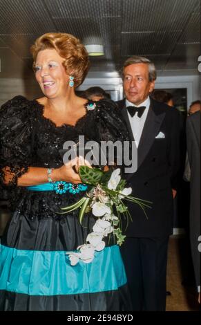 ENSCHEDE, PAYS-BAS - 09 SEPTEMBRE 1988 : la reine Beatrix et son mari le prince Claus à l'ouverture du nouveau centre musical dans la ville d'Enschede. Banque D'Images