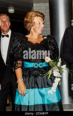 ENSCHEDE, PAYS-BAS - 09 SEPTEMBRE 1988 : la reine Beatrix et son mari le prince Claus à l'ouverture du nouveau centre musical dans la ville d'Enschede. Banque D'Images