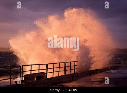 Vagues de mer géantes - photo de stock Banque D'Images