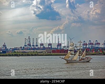 Hambourg, Allemagne - 03 août 2014 : barque à trois mâts Artemis sur l'Elbe dans le port de Hambourg Banque D'Images