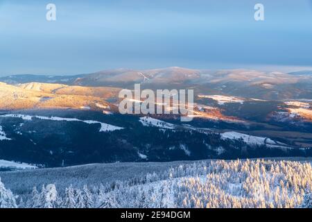 Belle vue panoramique alpine montagnes enneigées, belles montagnes européennes d'hiver à Jeseniky, pente pour les skieurs de fond dans le paysage Je Banque D'Images