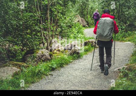 Deux randonneurs sur la piste alpine. Un homme avec sac à dos. Thème récréatif. Banque D'Images