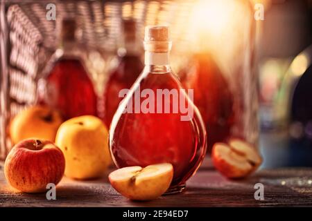 Vinaigre de cidre de pomme maison délicieux et sain Banque D'Images