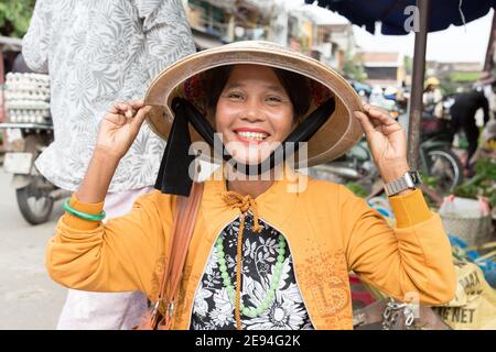 Vietnam Hoi Portrait d'une femme qui vend des fruits dans la rue. Banque D'Images