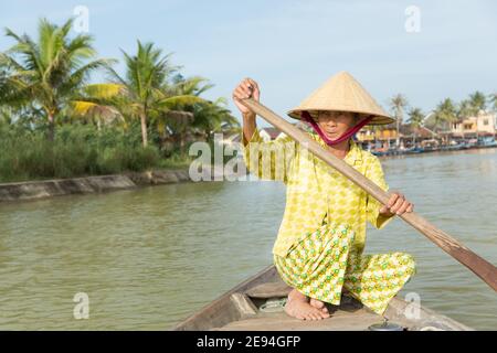 Vietnam Hoi an Old Woman aviron canoë. Banque D'Images