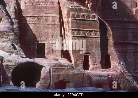 Tombeaux coupés de la face rocheuse Petra Jordan Banque D'Images