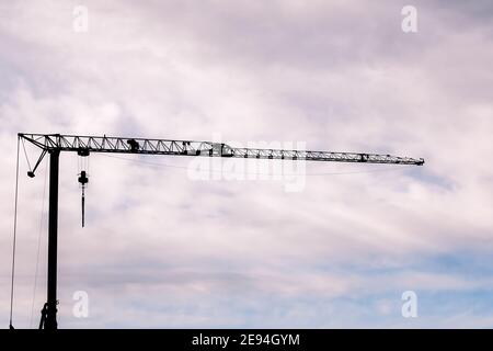 la silhouette d'une grue contre le ciel nuageux Banque D'Images