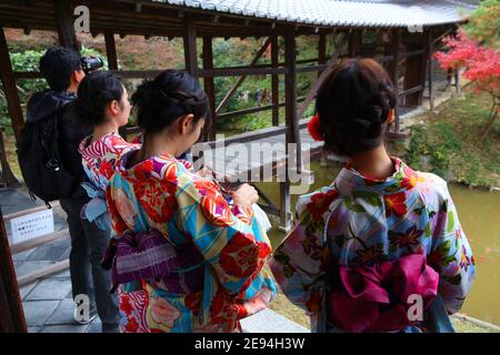 KYOTO, JAPON - 26 NOVEMBRE 2016 : les femmes visitent les jardins du temple Kodaiji en costumes kimono à Kyoto, au Japon. 19.7 millions de touristes étrangers ont visité le Japon i Banque D'Images