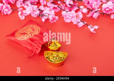 Sakura Blossom, sac cadeau et Ingot d'or - concept du nouvel an chinois Banque D'Images