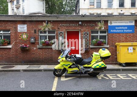 Londres, Royaume-Uni - 9 JUILLET 2016 : service d'ambulance de Londres stationné à une station d'ambulance. Il fait partie de la fiducie des services ambulanciers du NHS. Londres Ambulance Servi Banque D'Images