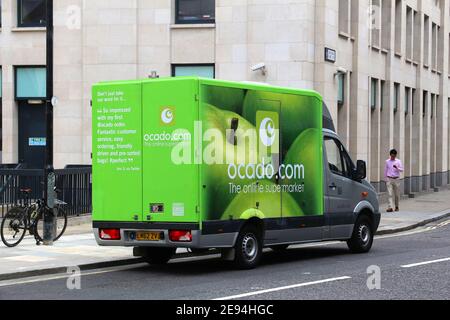 LONDRES, Royaume-Uni - 8 JUILLET 2016: Livraison de courses d'Ocado Mercedes Sprinter van à Londres, Royaume-Uni. Ocado est un supermarché en ligne britannique uniquement. Banque D'Images