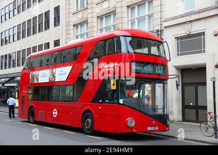 Londres, UK - 6 juillet 2016 : Les gens ride Nouveau Routemaster bus dans City of London. Le bus hybride diesel-électrique est un nouveau, version moderne du célèbre lit Banque D'Images