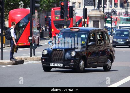 LONDRES, Royaume-Uni - 7 JUILLET 2016 : taxi noir à Whitehall, Londres. Londres est la ville la plus peuplée du Royaume-Uni avec 13 millions d'habitants vivant dans sa zone métropolitaine. Banque D'Images