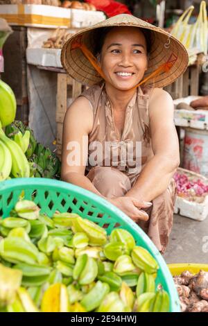 Portrait d'une femme qui vend des produits sur le marché. Banque D'Images