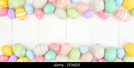 Banderole de couleur pastel à motif oeuf de Pâques avec double bordure sur fond de bois blanc. Vue ci-dessus avec espace de copie. Banque D'Images