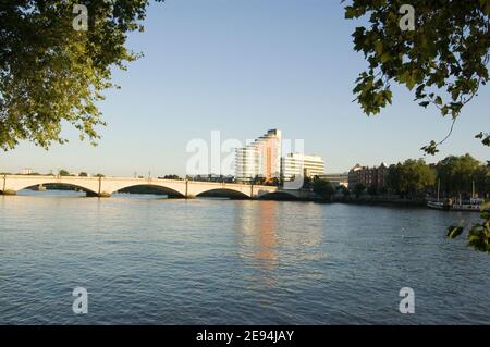 Vue sur la Tamise depuis Fulham vers Putney. Ouest de Londres. Banque D'Images