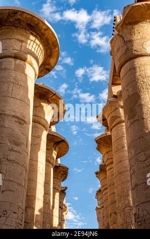 Piliers au temple de Karnak, Louxor, Égypte, Afrique Banque D'Images