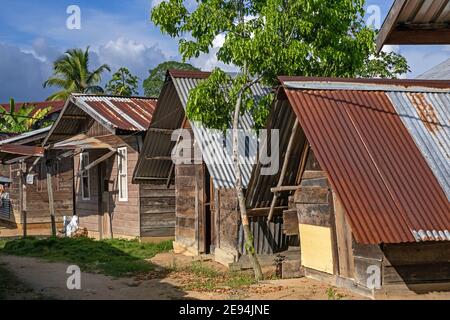 Maisons en bois / huttes avec toits en feuilles ondulées dans le village Aurora, district de Sipaliwini, Suriname / Surinam Banque D'Images