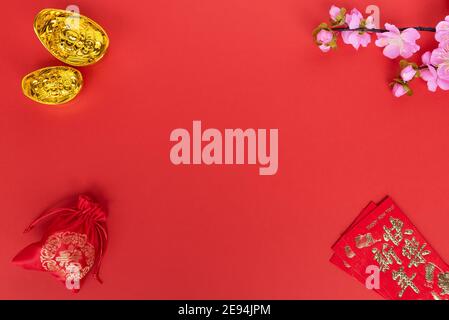 Sakura Blossom, enveloppe rouge et Ingot d'or sur fond rouge - fond du nouvel an chinois Banque D'Images