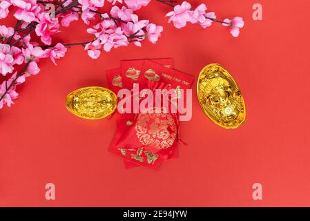 Concept du nouvel an chinois - sakura Blossom, enveloppe rouge et Ingot d'or sur fond rouge Banque D'Images